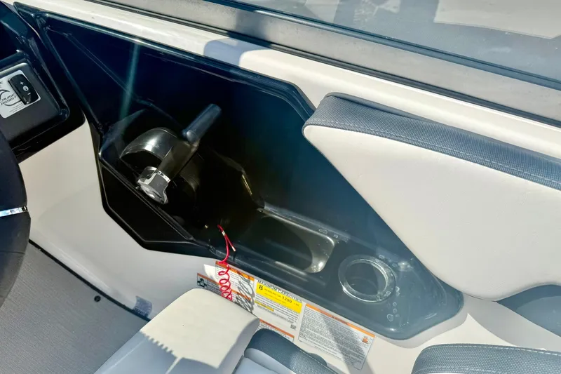 Slide: The Image of 2022 Yamaha Boats SX195 interior with throttle control and cup holder. - 20