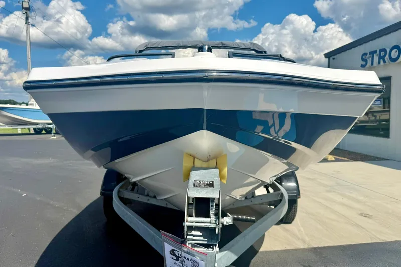 Slide: The Image of 2022 Yamaha Boats SX195 on trailer, front view under blue sky. - 9