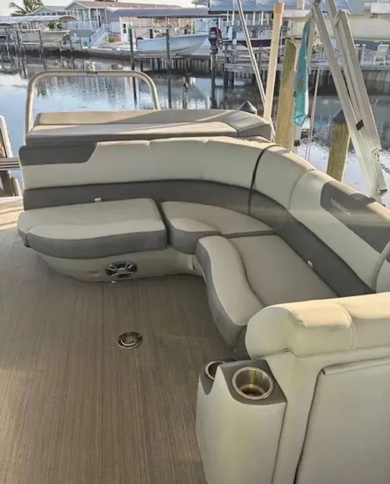 Slide: The Image of Veranda VR22L 2020 - 11