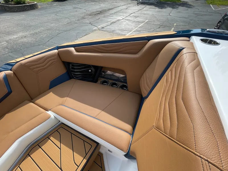 Slide: The Image of Nautique Super Air G21 2026 - 13