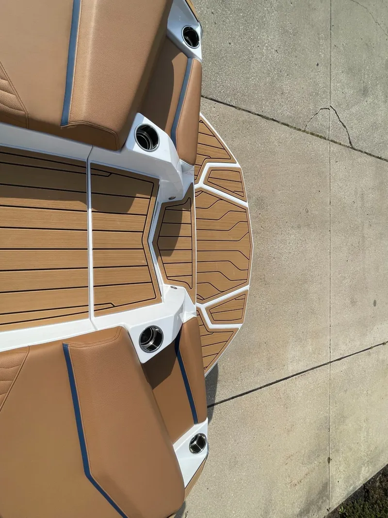 Slide: The Image of Nautique Super Air G21 2026 - 43