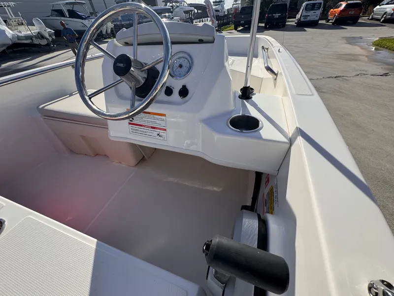 Slide: The Image of Boston Whaler 160 Super Sport 2026 - 6