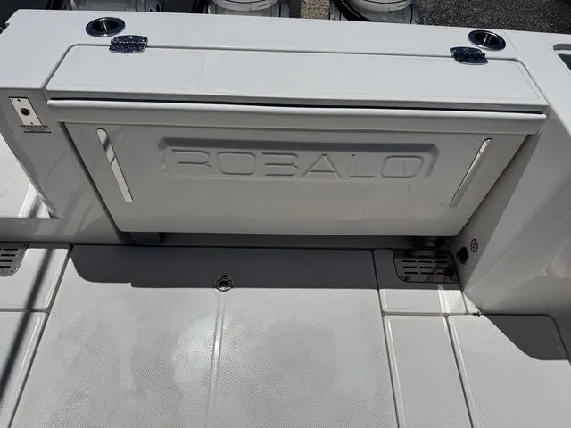 Slide: The Image of Robalo R360CC 2026 - 11