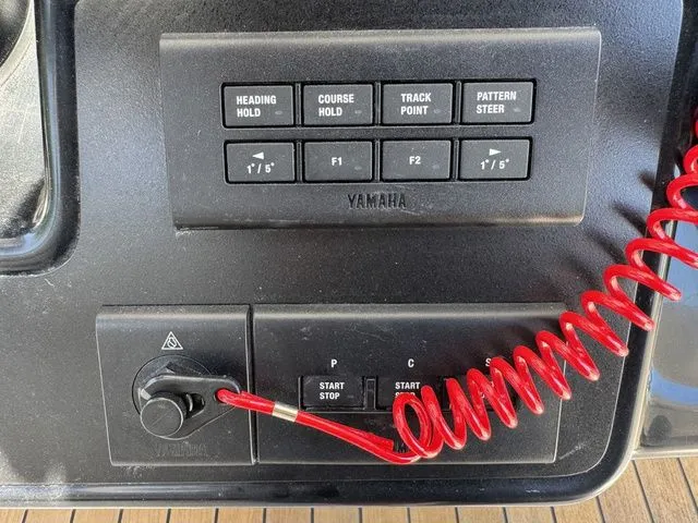 Slide: The Image of Robalo R360CC 2026 - 16