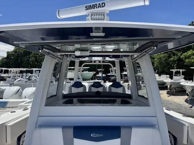 Slide: The Image of Robalo R360CC 2026 - 28