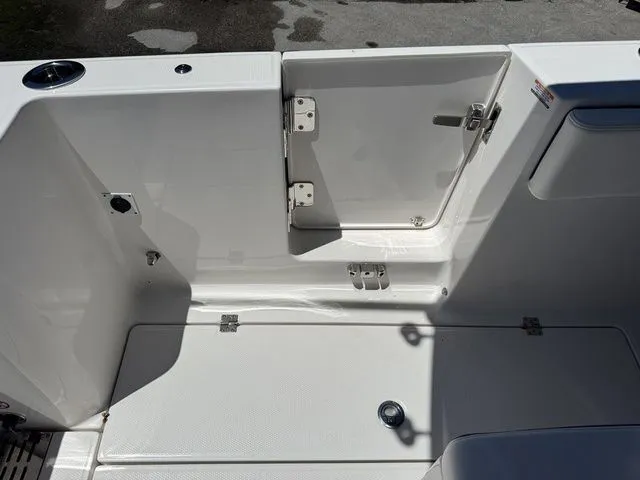 Slide: The Image of Robalo R360CC 2026 - 9