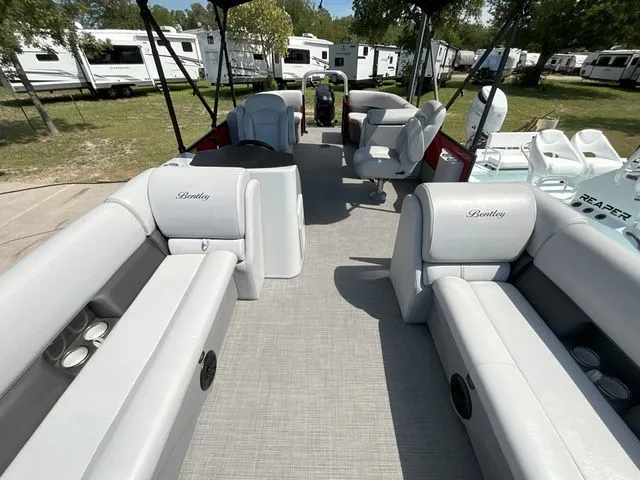 Slide: The Image of Bentley Pontoons 240 Navigator 2023 - 10