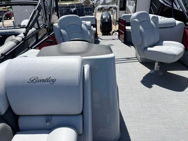 Slide: The Image of Bentley Pontoons 240 Navigator 2023 - 13