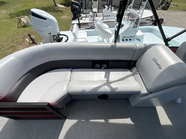 Slide: The Image of Bentley Pontoons 240 Navigator 2023 - 5