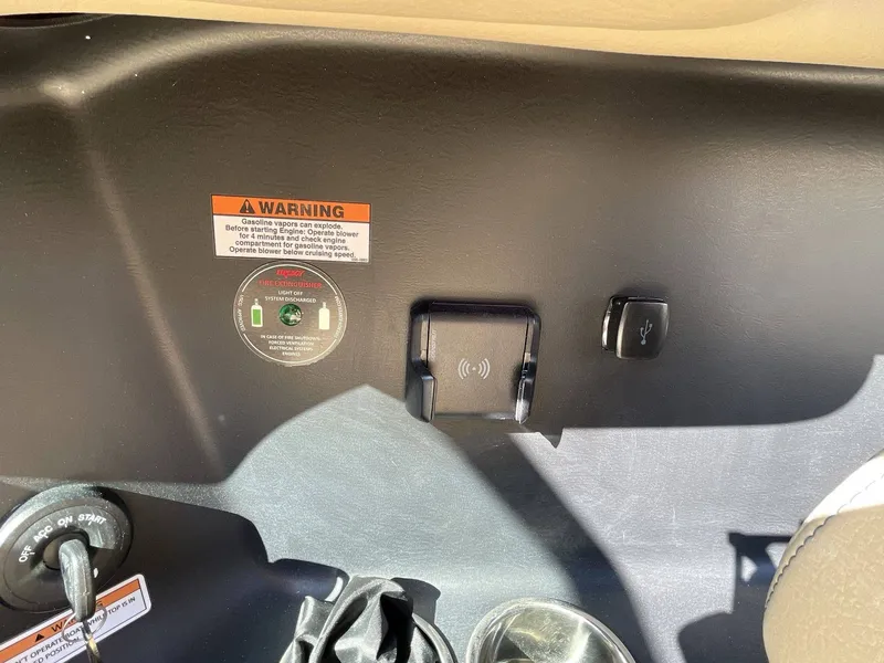 Slide: The Image of Chris-Craft 25 SPORTSTER WAKE SURF 2026 - 24