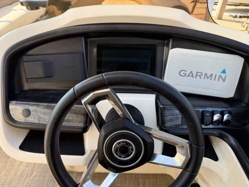 Slide: The Image of Avalon Catalina Platinum Entertainer Funship 27' w/ 250HP Suzuki 2022 - 16