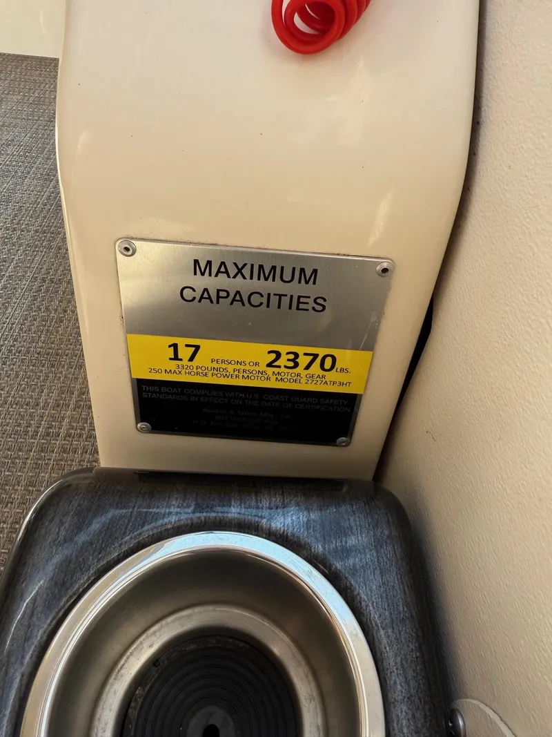 Slide: The Image of Avalon Catalina Platinum Entertainer Funship 27' w/ 250HP Suzuki 2022 - 17