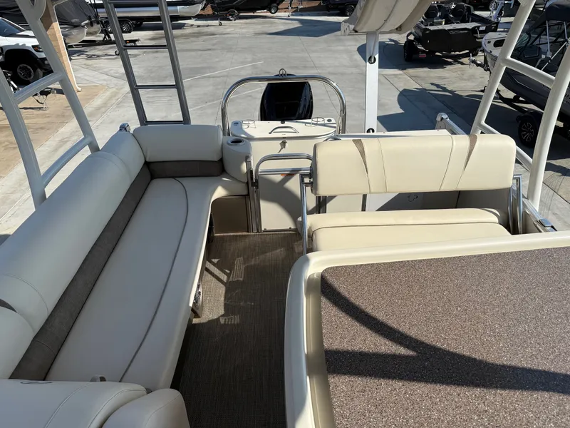 Slide: The Image of Avalon Catalina Platinum Entertainer Funship 27' w/ 250HP Suzuki 2022 - 8