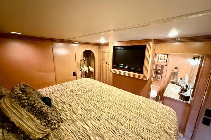 Slide: The Image of Luxurious bedroom interior of 2008 Sumerset HouseBoat with TV and ensuite bathroom. - 57