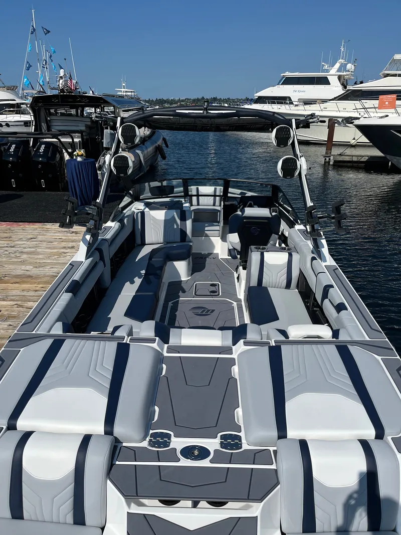 Slide: The Image of Malibu Wakesetter 25 LSV 2026 - 3