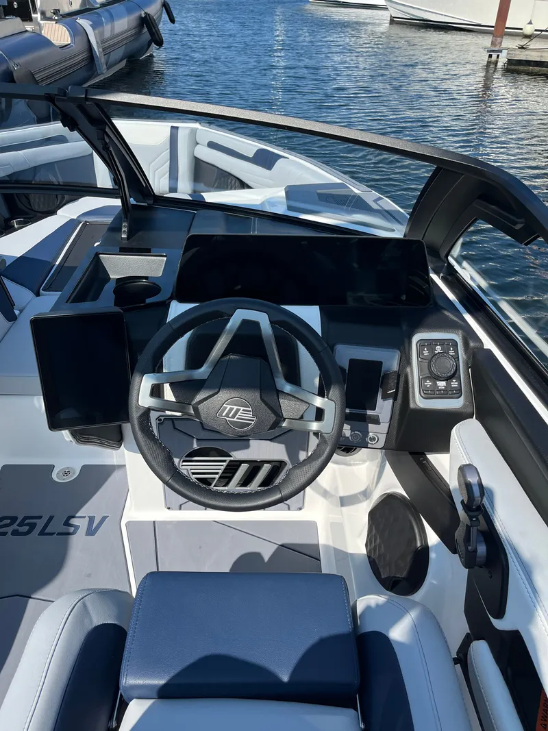 Slide: The Image of Malibu Wakesetter 25 LSV 2026 - 5