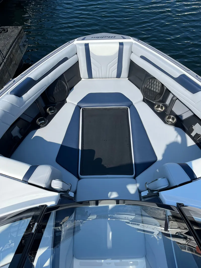 Slide: The Image of Malibu Wakesetter 25 LSV 2026 - 6