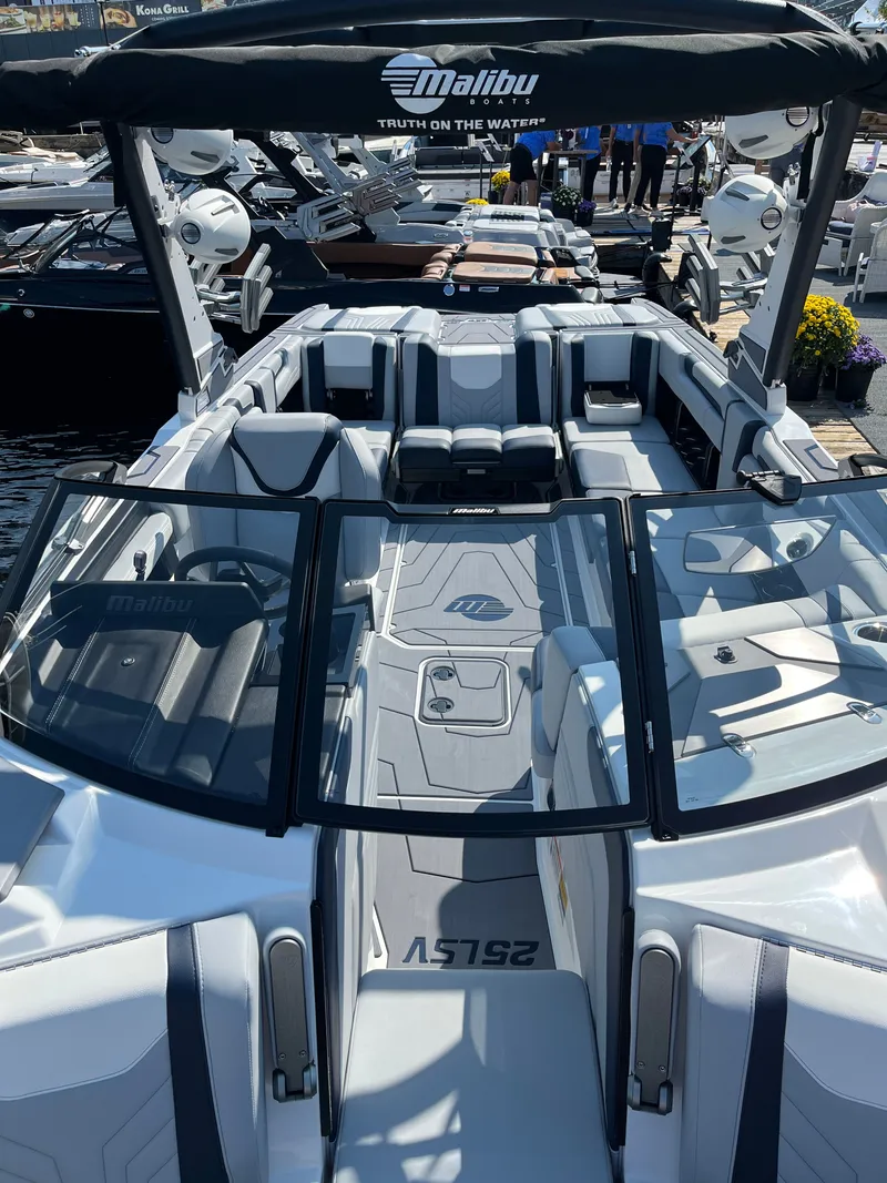 Slide: The Image of Malibu Wakesetter 25 LSV 2026 - 7