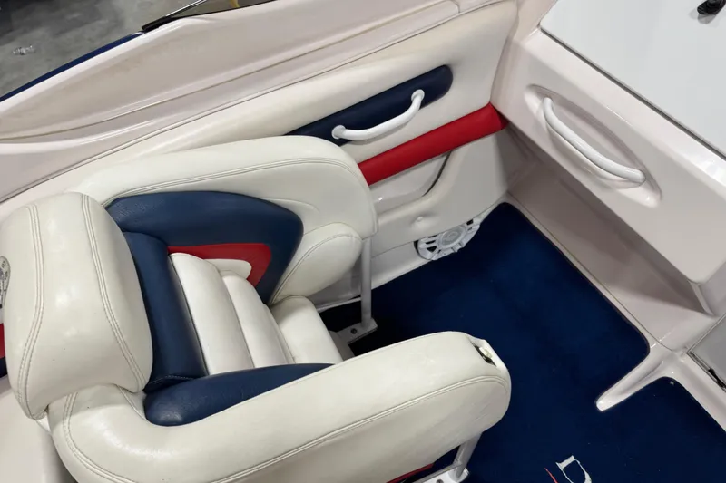 Donzi 28 ZXO 2002 - Marine Source