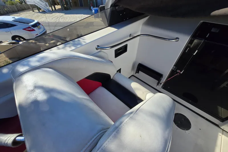 Slide: The Image of Interior of a 1990 Baja 250 ES boat with white leather seating. - 6