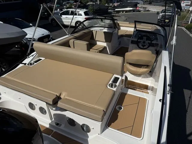 Slide: The Image of Bayliner D20 2026 - 10