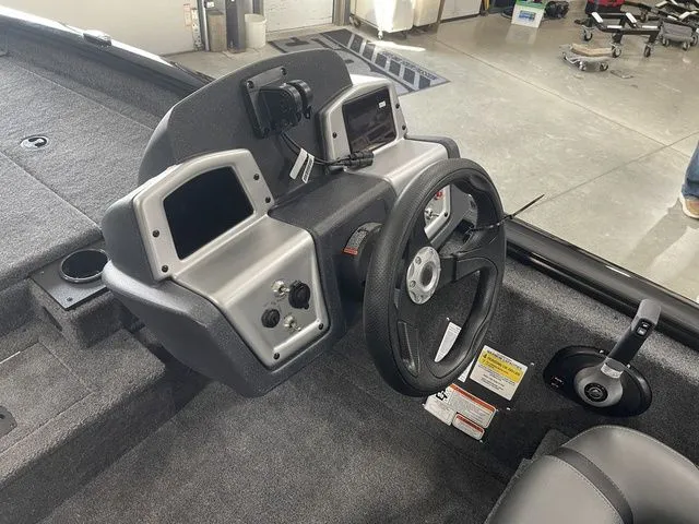 Slide: The Image of Tracker Pro Team 175 2026 - 11