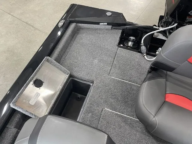 Slide: The Image of Tracker Pro Team 175 2026 - 12