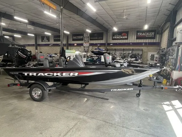 Slide: The Image of Tracker Pro Team 175 2026 - 3