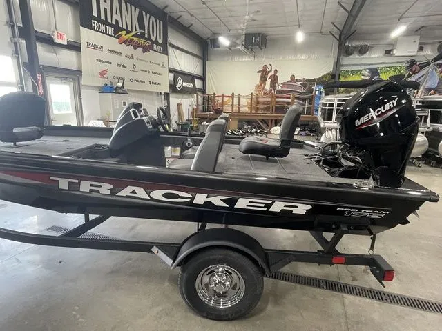 Slide: The Image of Tracker Pro Team 175 2026 - 6