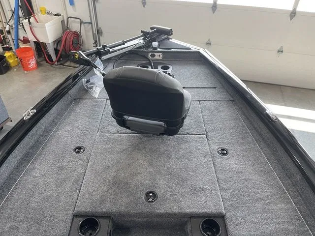 Slide: The Image of Tracker Pro Team 175 2026 - 8