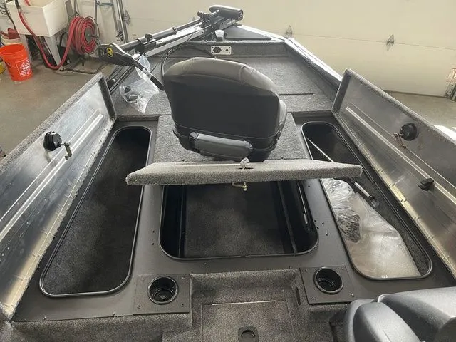 Slide: The Image of Tracker Pro Team 175 2026 - 9