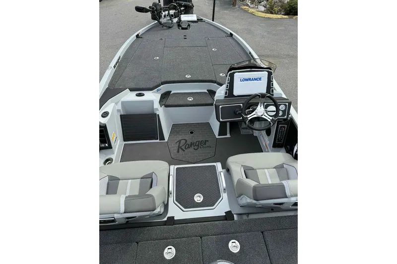 Slide: The Image of 2026 Ranger Z521 boat interior with dual seats and Lowrance navigation system. - 15
