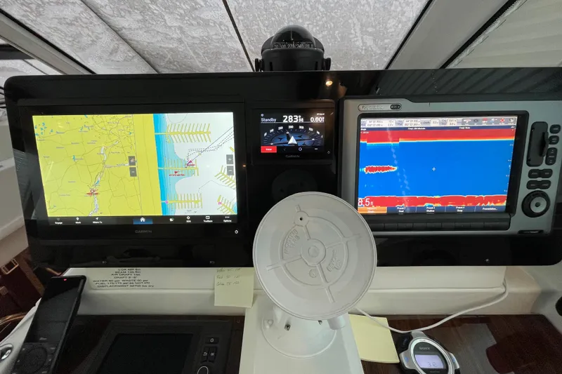 Slide: The Image of Interior of 2012 Cruisers Yachts 48 Cantius with seating and countertop accessories. - 33