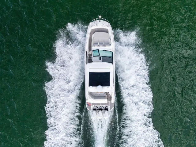 Slide: The Image of Sea Ray Sundancer 320 Outboard 2022 - 25