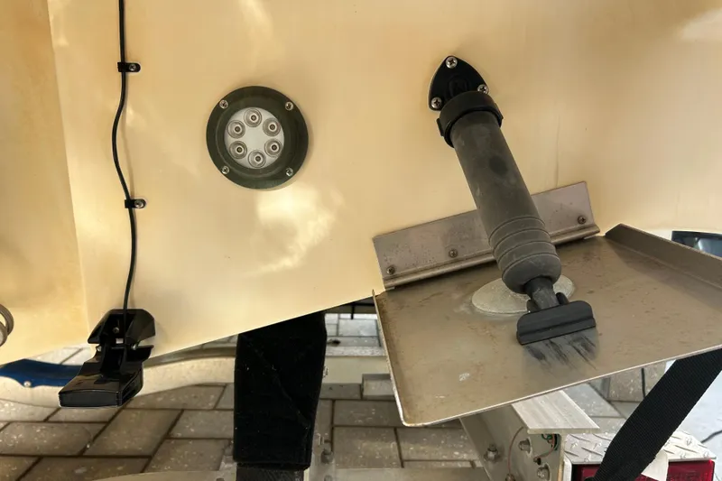 Slide: The Image of 2007 Sea Ray 240 Sundancer boat stern with trim tab and underwater light. - 13