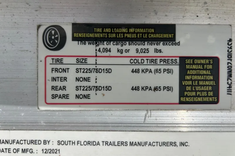 Slide: The Image of Tire and loading information label for 2007 Sea Ray 240 Sundancer, showing pressure and weight limits. - 48