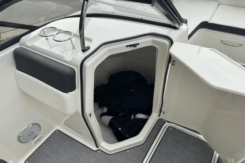 Slide: The Image of Bayliner DX 2250 2020 - 15