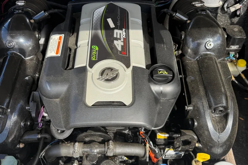 Slide: The Image of 2014 Stingray 208 LR engine, 4.3 MPI MerCruiser, detailed view. - 16