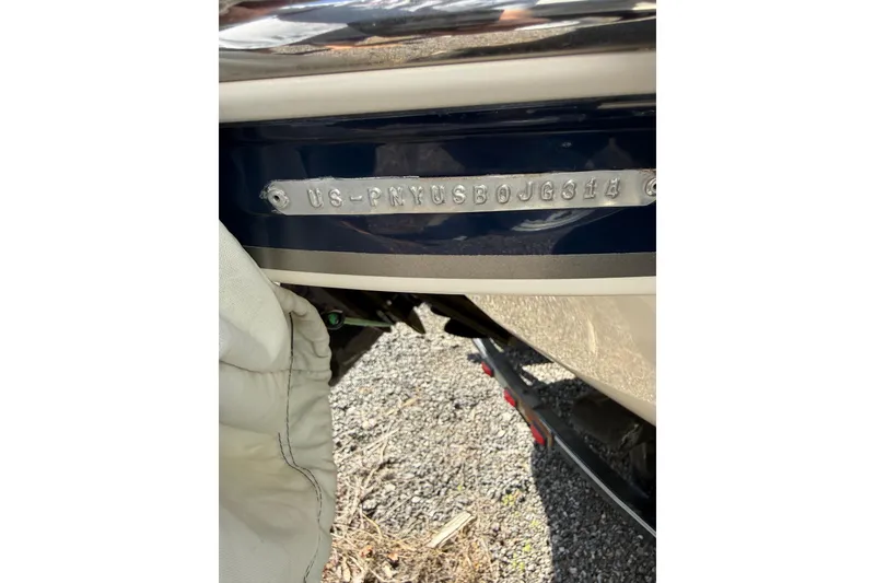 Slide: The Image of 2014 Stingray 208 LR boat hull identification number plate. - 30