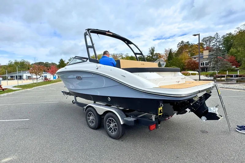 Slide: The Image of Sea Ray SPX 210 2026 - 4