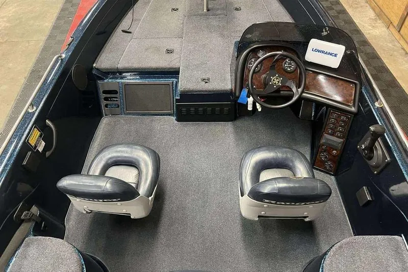Slide: The Image of 2001 Ranger 619 SVS/DVS boat interior with steering wheel and two seats. - 5