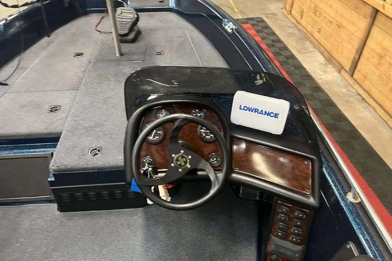 Slide: The Image of 2001 Ranger 619 SVS/DVS boat dashboard with Lowrance device and steering wheel. - 6