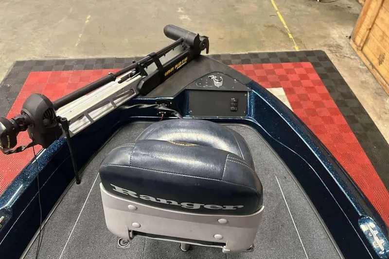 Slide: The Image of 2001 Ranger 619 SVS/DVS boat interior with seat and trolling motor. - 7