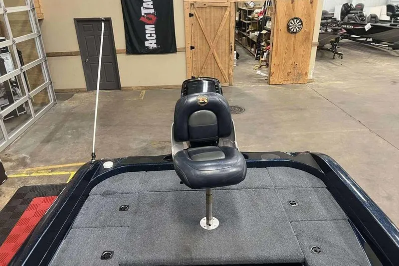 Slide: The Image of 2001 Ranger 619 SVS/DVS boat seat in a garage setting. - 8