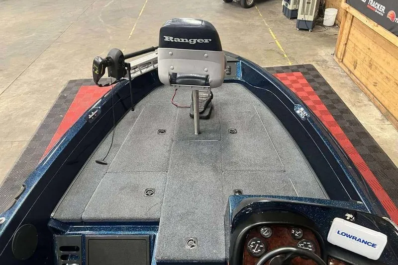 Slide: The Image of 2001 Ranger 619 SVS/DVS boat interior with fishing seat and Lowrance equipment. - 9