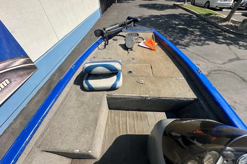 Slide: The Image of 2005 Bass Tracker Pro Team 175 boat interior with blue trim and seating. - 17