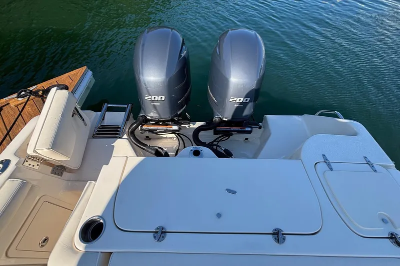Slide: The Image of 2020 Grady-White Freedom 275 boat with twin Yamaha 200 engines on water. - 29