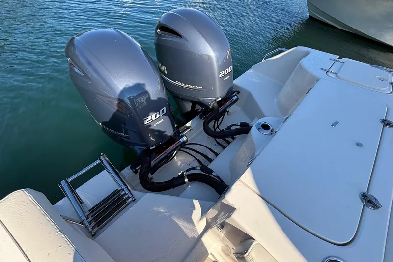 Slide: The Image of 2020 Grady-White Freedom 275 boat with twin Yamaha 200 engines on water. - 30