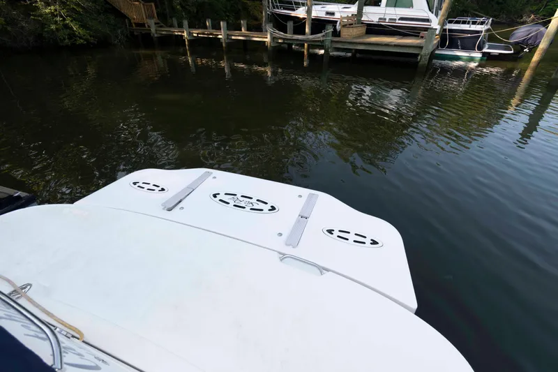 Slide: The Image of 2007 Sea Ray 40 Sundancer swim platform at a dockside marina. - 9
