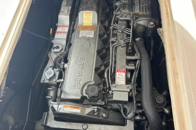 Slide: The Image of Engine of 2000 Shamrock 260 Express boat, featuring 24-valve technology. - 29